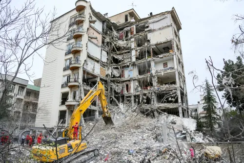 ईरान में इंटरनेट बंद: नागरिक हवाई हमलों की जानकारी के लिए विशेष ऐप का उपयोग कर रहे हैं