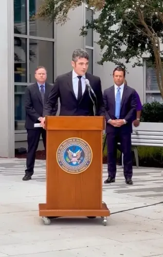 ईरान पर हमलों के विरोध में जोसेफ केंट का इस्तीफा: जमीर की आवाज