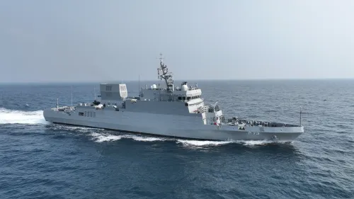 ईरानी जहाज आईआरआईएस डेना से संकट संदेश मिलने पर भारतीय नौसेना का रेस्क्यू ऑपरेशन जारी