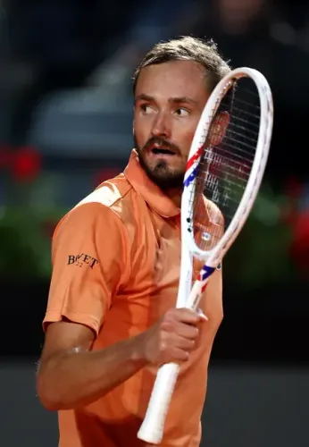 Italian Open semis: Sinner leads Medvedev 4-2 in third, rain halts play
