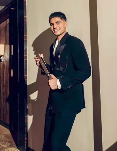 Shubman Gill Celebrates Winning Polly Umrigar Award Among Cricket Legends