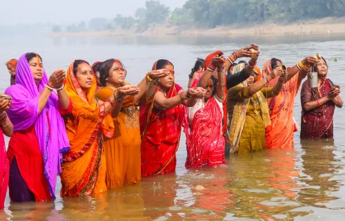 क्या सूर्यदेव ने असुर को दिया अपना पुत्र बनने का वरदान? जानिए छठ व्रत से जुड़ी कर्ण की कहानी