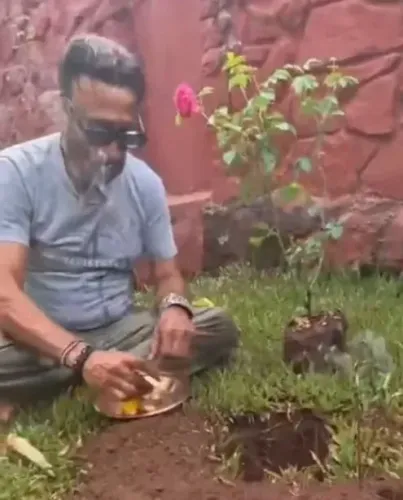जैकी श्रॉफ ने मां की जयंती पर लगाया पौधा, 'एक पेड़ मां के नाम' से दिया पर्यावरण का संदेश
