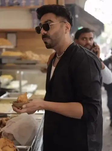 आगरा के समोसे के लिए अपारशक्ति ने दिल्ली से किया सफर