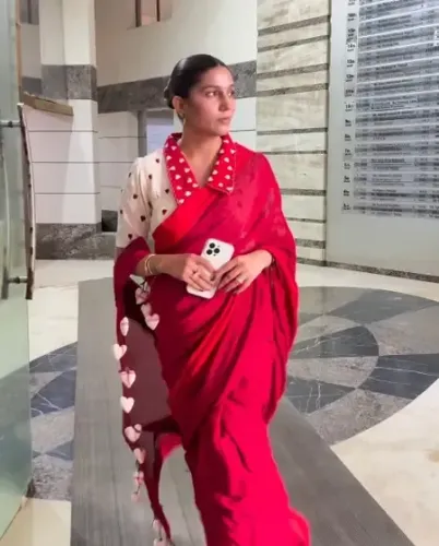 जाह्नवी के बाद अब सपना चौधरी का 'लाल साड़ी' लुक सोशल मीडिया पर छाया, पल्लू ने खींचा लोगों का ध्यान