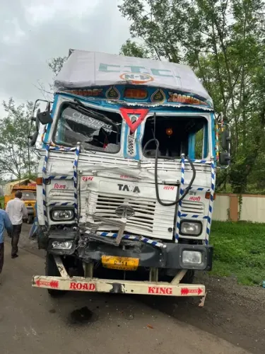 जलगांव में दो ट्रकों की जोरदार भिड़ंत, केबिन में दबने से चालक की मौत, एक घायल