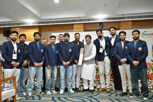 जम्मू-कश्मीर क्रिकेट टीम ने रणजी चैंपियन जीत के बाद पीयूष गोयल को जीआई-टैग विलो बैट भेंट किया