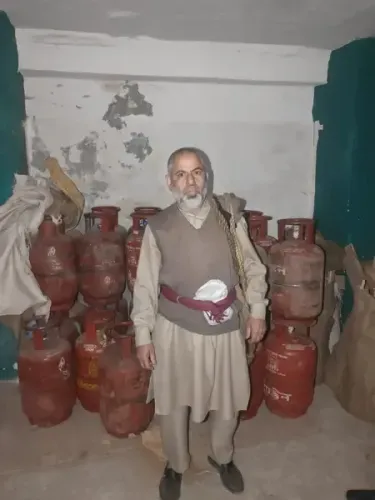 जम्मू-कश्मीर: एलपीजी सिलेंडरों की जमाखोरी और कालाबाजारी का भंडाफोड़, 75 सिलेंडर बरामद