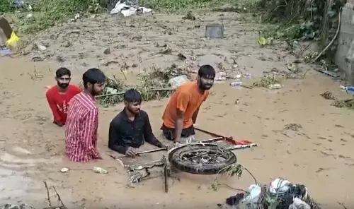 राजौरी में भारी बारिश से फ्लैश फ्लड: घर, गाड़ियाँ और दुकानें बहीं, एक महिला लापता