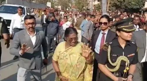 जमशेदपुर में राष्ट्रपति द्रौपदी मुर्मु ने सड़क पर रुककर बच्चों को बांटी चॉकलेट