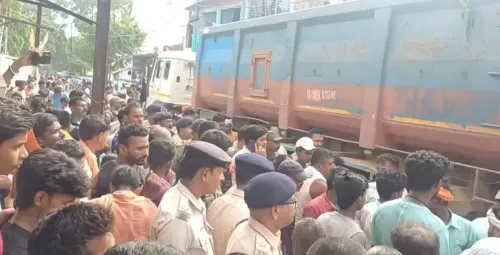 जमुई में छात्रा मुस्कान की डंपर से मौत के बाद बवाल, थाने पर पथराव, पुलिस वाहन क्षतिग्रस्त