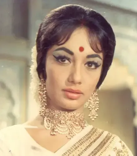 जन्मदिन विशेष: राज कपूर की फिल्म 'श्री 420' से शुरू हुआ साधना शिवदासानी का सफर, बनीं बॉलीवुड की स्टाइल आइकन