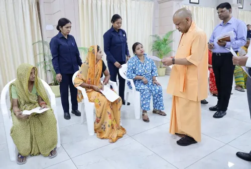 जनता दर्शन में CM योगी ने सुनीं फरियादियों की पीड़ा, बिहार से आई महिला प्रशंसक का किया अभिवादन