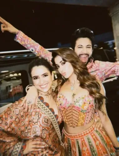 जान्हवी कपूर ने 'संस्कारी' स्टाइल में मनाई नवरात्रि, फिल्म की टीम संग साझा की खूबसूरत झलकियां