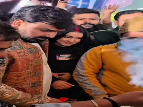 क्या जन्मदिन पर भी पवन सिंह अपनी हरकतों से बाज नहीं आए? महिमा के साथ किया यह विवादित कार्य