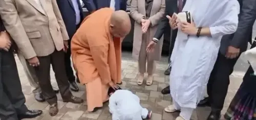 जापान में एक बच्चे ने जीते सीएम योगी का दिल, पैर छूकर लिया आशीर्वाद और सुनाए संस्कृत के श्लोक