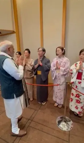 क्या जापान के दौरे पर पीएम मोदी का स्वागत 'किमोनो' पहने स्थानीय कलाकारों द्वारा गायत्री मंत्र से हुआ?