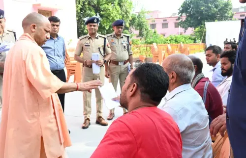 गोरखपुर जनता दर्शन: CM योगी ने 200 फरियादियों की सुनी पीड़ा, आयुष्मान कार्ड व विवेकाधीन कोष से मदद का आश्वासन
