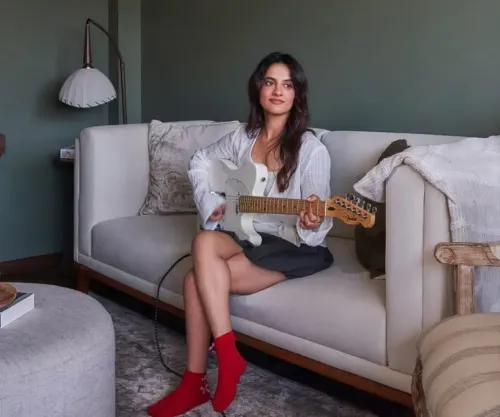 Jasleen Royal sings 'Luka Chuppi' from Rang De Basanti in solidarity with protesting students