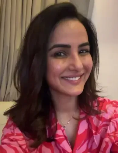 Jasmin Bhasin Flaunts Natural Beauty with No Makeup