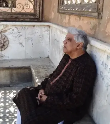 जावेद अख्तर : जेब में चंद पैसे लेकर निकल पड़े थे स्टार बनने, फुटपाथ पर गुजारी कई रातें 