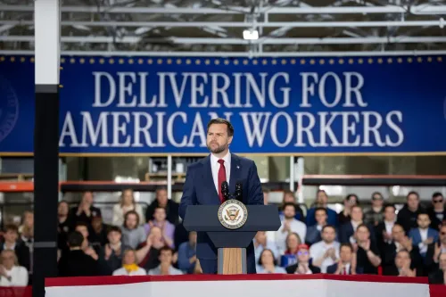 जे.डी. वेंस ने व्यापार को रोजगार से जोड़ा, ईंधन की कीमतों में वृद्धि को 'अस्थायी उतार-चढ़ाव' बताया