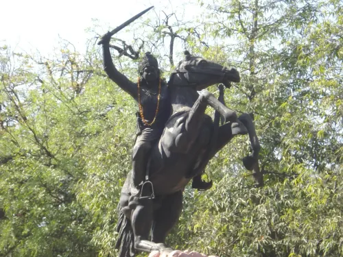 क्या झलकारी बाई एक गुमनाम वीरांगना थीं जिन्होंने लक्ष्मीबाई को बचाने के लिए खुद को 'झांसी की रानी' बना लिया?