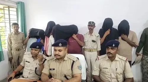 चतरा में देह व्यापार रैकेट का भंडाफोड़: ईटखोरी होटल से 5 युवतियों समेत 12 गिरफ्तार