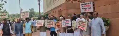 झारखंड छात्र आंदोलन: NDA सांसदों ने संसद परिसर में प्रदर्शन किया, हेमंत सोरेन सरकार पर लाठीचार्ज के आरोप