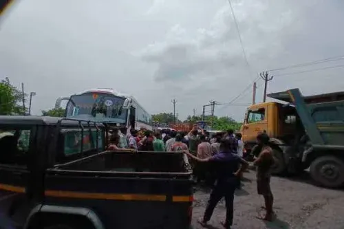 हजारीबाग में NTPC कोयला मार्ग पर हाईवा से युवक की मौत, ग्रामीणों ने ₹15 लाख मुआवजे और नौकरी की मांग पर परिवहन रोका