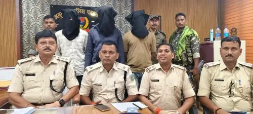 हजारीबाग होटल में पुलिस छापा: बिहार के तीन हथियारबंद अपराधी गिरफ्तार, रिवॉल्वर-कारतूस बरामद