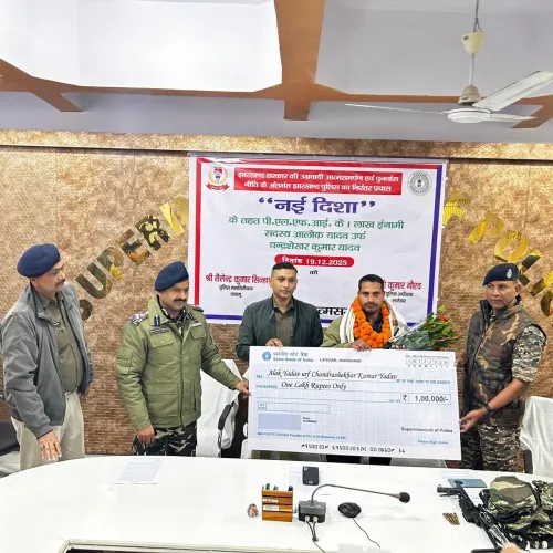 क्या झारखंड के लातेहार में एक लाख के इनामी नक्सली ने एसपी के सामने हथियार डाल दिए?