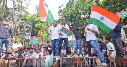जेपीएससी परीक्षा विवाद: रांची में लोक भवन के बाहर सैकड़ों छात्रों का प्रदर्शन, सीबीआई जांच और 14वीं पीटी रद्द करने की मांग