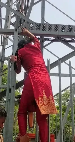 झारखंड में 15 दिनों में तीन बार मोबाइल टावर पर चढ़े प्रेमी, धनबाद में युवती ने प्रेमी की रिहाई के लिए लगाई जान की बाज़ी
