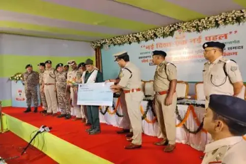 ऑपरेशन नवजीवन: झारखंड में ₹39 लाख इनामी 6 माओवादी कमांडरों समेत 16 नक्सलियों ने रांची में डाले हथियार