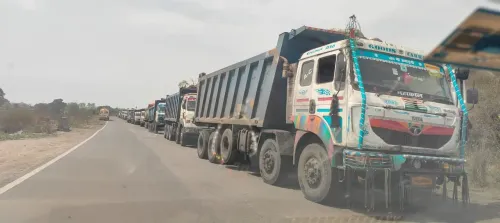 पिपरवार में हाईवा से कुचलकर मौत: 30 घंटे से शव के साथ धरने पर ग्रामीण, 20 लाख मुआवजे की मांग