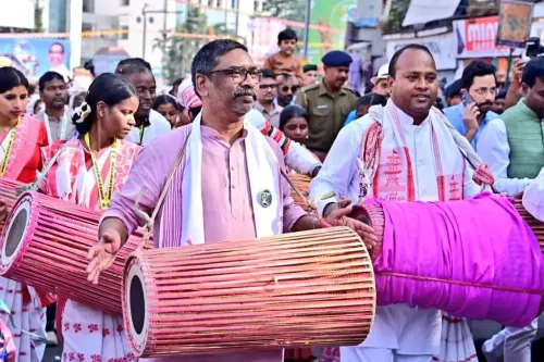क्या झारखंड स्थापना दिवस पर रांची की सड़कों पर हजारों कलाकारों ने किया अद्भुत प्रदर्शन?