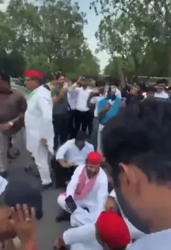 जिम्स अस्पताल कर्मचारियों के समर्थन में सपा का ग्रेटर नोएडा में प्रदर्शन, सूरजपुर कलेक्ट्रेट पर नारेबाजी