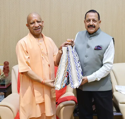 Jitendra Singh Meets CM Yogi, Gifts GI-Tagged Products