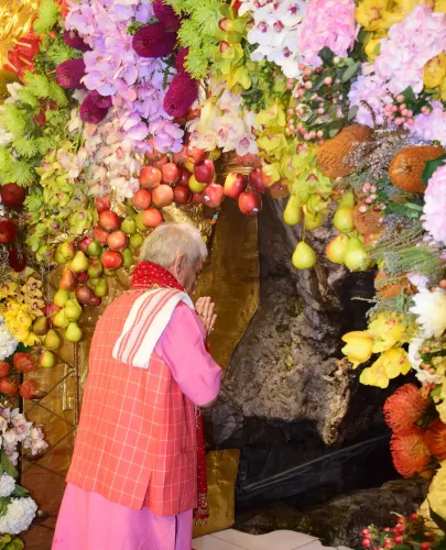 Did J&K L-G Manoj Sinha Pray for Peace and Prosperity at Mata Vaishno Devi Shrine?