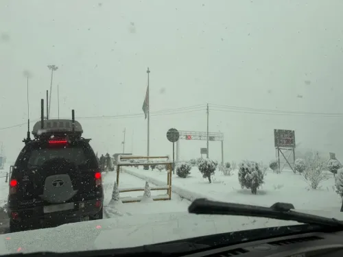 Jammu and Kashmir Police Aid Stranded Travelers During Snowfall
