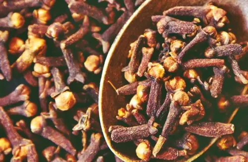 क्या घर से निकलते समय मुंह में लौंग रखना फायदेमंद है?