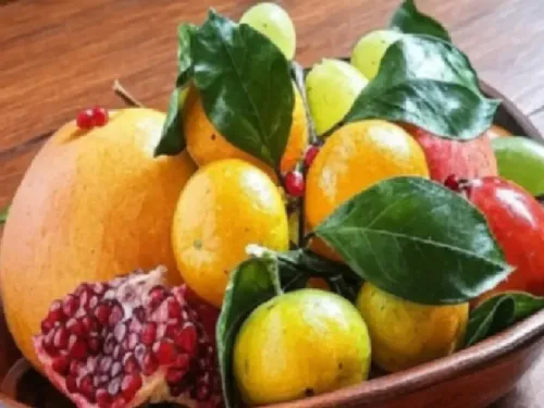 फल खाने के सही नियम: जानें आयुर्वेद के अनुसार कैसे करें सेवन