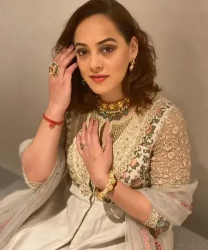 रोज डॉन, हेजल कीच और अब गुरबसंत कौर, तीन नाम और एक अभिनेत्री