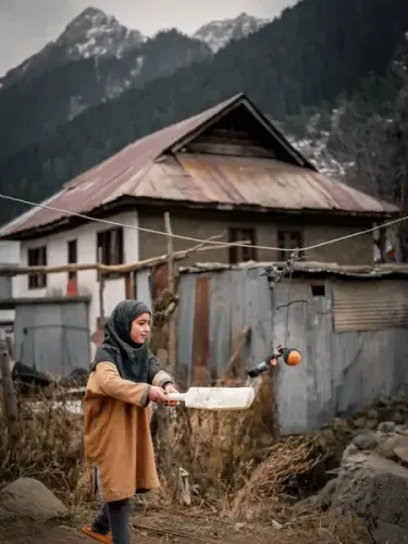 Kabir Khan encounters a little Smriti Mandhana fan in Kashmir, cricketer reacts 
