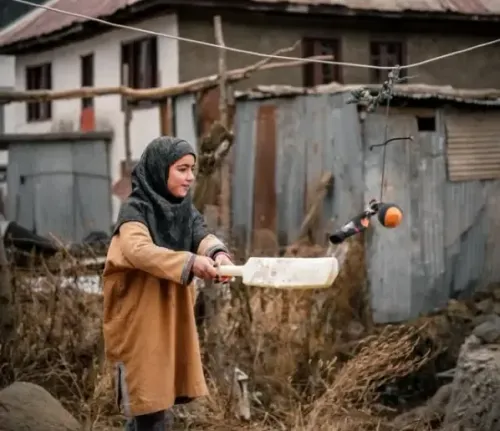 क्या कबीर खान को कश्मीर में मिली स्मृति मंधाना की नन्ही फैन?