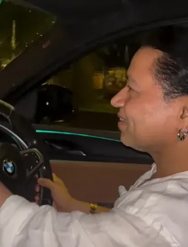 Kailash Kher sings 'Saiyyan' on a night drive in Mumbai