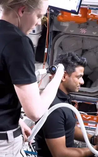 शुभांशु शुक्ला ने बताया माइक्रोग्रैविटी में हेयरकट का अनोखा किस्सा, NASA की निकोल एयर्स बनीं 'स्पेस बार्बर'