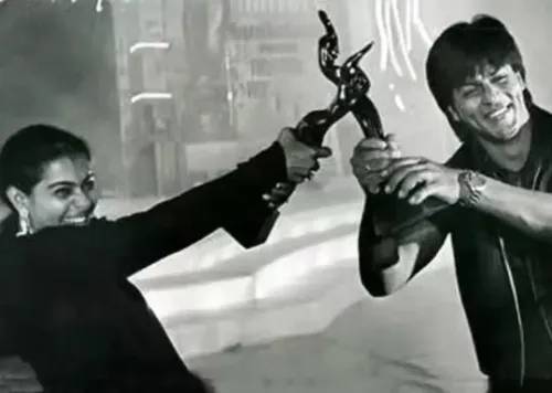 Did Kajol just win her 7th Filmfare Award with a throwback pic of SRK?