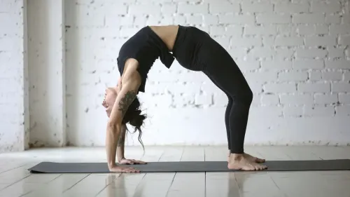 कमर दर्द और रीढ़ की जकड़न से निजात दिलाने वाला चक्रासन योगासन